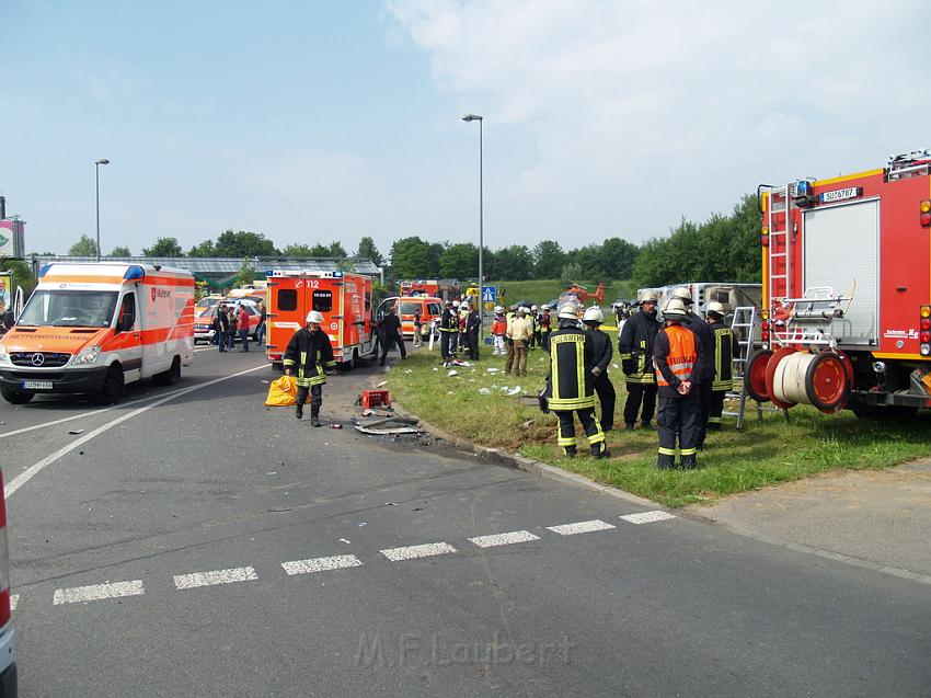 Schwerer Unfall mit Reisebus Lohmar Donrather Dreieck P319.JPG